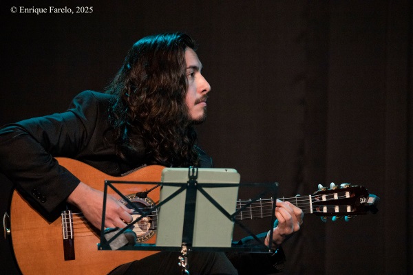 Folkloreando: Javier Colina, Amy Gaviria y Brian Aching (Jazz en los distritos. Festival Internacional JazzMadrid 2025. Centro Cultural «El Torito». 2025-11-28) Por Enrique Farelo [INSTANTZZ AKA Galería fotográfica AKA Fotoblog de jazz, impro… y algo más]] - Tomajazz - Folkloreando: Javier Colina, Amy Gaviria y Brian Aching actuó en Jazz en los distritos dentro del Festival Internacional JazzMadrid 2025. El concierto fue en el Centro Cultural «El Torito» de Madrid, el 28 de noviembre de 2025. Enrique Farelo lo retrata en INSTANTZZ