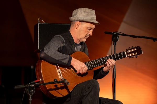 Wolfgang Muthspiel (Festival Internacional JazzMadrid 2025. CentroCentro. Madrid. 2025-11-08) Por Carlos Lara [Concierto de jazz] - Tomajazz - Wolfgang Muthspiel actuó en solitario en el Festival Internacional JazzMadrid 2025, el 8 de noviembre de 2025. Carlos Lara repasa el concierto