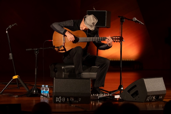 Wolfgang Muthspiel (Festival Internacional JazzMadrid 2025. CentroCentro. Madrid. 2025-11-08) Por Carlos Lara [Concierto de jazz] - Tomajazz - Wolfgang Muthspiel actuó en solitario en el Festival Internacional JazzMadrid 2025, el 8 de noviembre de 2025. Carlos Lara repasa el concierto
