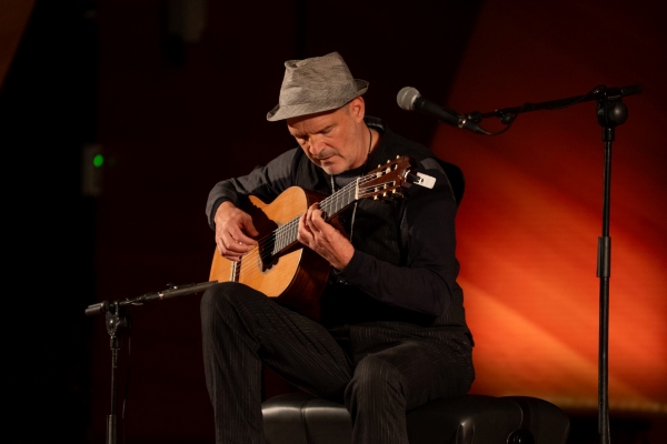 Wolfgang Muthspiel (Festival Internacional JazzMadrid 2025. CentroCentro. Madrid. 2025-11-08) Por Carlos Lara [Concierto de jazz] - Tomajazz - Wolfgang Muthspiel actuó en solitario en el Festival Internacional JazzMadrid 2025, el 8 de noviembre de 2025. Carlos Lara repasa el concierto