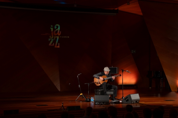 Wolfgang Muthspiel (Festival Internacional JazzMadrid 2025. CentroCentro. Madrid. 2025-11-08) Por Carlos Lara [Concierto de jazz] - Tomajazz - Wolfgang Muthspiel actuó en solitario en el Festival Internacional JazzMadrid 2025, el 8 de noviembre de 2025. Carlos Lara repasa el concierto