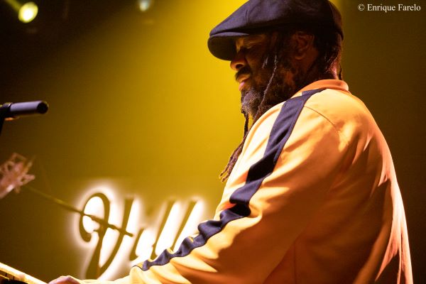 Delvon Lamarr Organ Trío (Festival Internacional JazzMadrid 2025, Sala Villanos, Madrid. 2025-10-30) Por Enrique Farelo [Concierto de jazz] - Tomajazz - Delvon Lamarr Organ Trío participó en el Festival Internacional JazzMadrid 2025. Enrique Farelo lo relata y retra. Delvon Lamarr: Órgano Hammond B3 Brice Calvin: Guitarra eléctrica Ashley Ickes