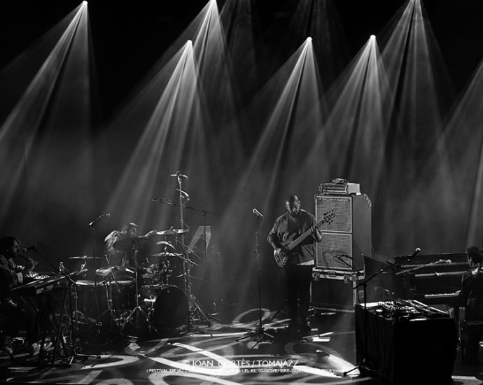 Tigran Hamasyan “Manifeste” (57 Festival de Jazz de Barcelona 2025 / Paral•lel 62, 2025-11-10. Barcelona) Por Joan Cortès [Concierto de jazz] - Tomajazz - Tigran Hamasyan “Manifeste” actuó en el 57 Festival de Jazz de Barcelona 2025 en Paral•lel 62, el 10 de noviembre de 2025. Joan Cortès relata y retrata el concierto. Actuaron Tigran Hamasyan, Yessaï Karapetian, Marc Karapetian, Arman Mnatsakanyan