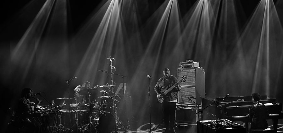 Tigran Hamasyan “Manifeste” (57 Festival de Jazz de Barcelona 2025 / Paral•lel 62, 2025-11-10. Barcelona) Por Joan Cortès [Concierto de jazz] - Tomajazz - Tigran Hamasyan “Manifeste” actuó en el 57 Festival de Jazz de Barcelona 2025 en Paral•lel 62, el 10 de noviembre de 2025. Joan Cortès relata y retrata el concierto. Actuaron Tigran Hamasyan, Yessaï Karapetian, Marc Karapetian, Arman Mnatsakanyan