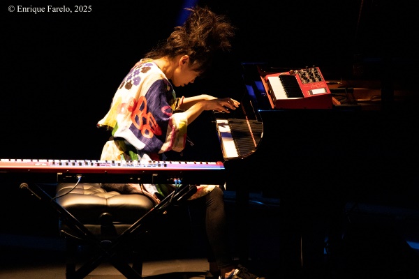 Hiromi's Sonicwonder (Festival Internacional JazzMadrid 2025, Fernán Gómez. Centro Cultural de la Villa, Sala Guirau Madrid. 2025-11-11) Por Enrique Farelo [Concierto de jazz] - Tomajazz - Hiromi's Sonicwonder actuó en el Festival Internacional JazzMadrid 2025, el 11 de noviembre de 2025. Enrique Farelo lo retrata y relata. Actuaron Adam O'Farrill, Hiromi Uehara, Hadrien Feraud, Gene Coye 