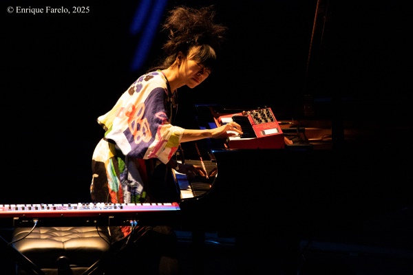 Hiromi's Sonicwonder (Festival Internacional JazzMadrid 2025, Fernán Gómez. Centro Cultural de la Villa, Sala Guirau Madrid. 2025-11-11) Por Enrique Farelo [Concierto de jazz] - Tomajazz - Hiromi's Sonicwonder actuó en el Festival Internacional JazzMadrid 2025, el 11 de noviembre de 2025. Enrique Farelo lo retrata y relata. Actuaron Adam O'Farrill, Hiromi Uehara, Hadrien Feraud, Gene Coye 