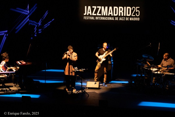 Hiromi's Sonicwonder (Festival Internacional JazzMadrid 2025, Fernán Gómez. Centro Cultural de la Villa, Sala Guirau Madrid. 2025-11-11) Por Enrique Farelo [Concierto de jazz] - Tomajazz - Hiromi's Sonicwonder actuó en el Festival Internacional JazzMadrid 2025, el 11 de noviembre de 2025. Enrique Farelo lo retrata y relata. Actuaron Adam O'Farrill: trompeta Hiromi Uehara: piano y teclados Hadrien Feraud: bajo eléctrico Gene Coye 