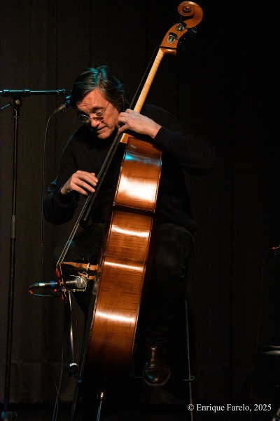 Folkloreando: Javier Colina, Amy Gaviria y Brian Aching (Jazz en los distritos. Festival Internacional JazzMadrid 2025. Centro Cultural «El Torito». 2025-11-28) Por Enrique Farelo [INSTANTZZ AKA Galería fotográfica AKA Fotoblog de jazz, impro… y algo más]] - Tomajazz - Folkloreando: Javier Colina, Amy Gaviria y Brian Aching actuó en Jazz en los distritos dentro del Festival Internacional JazzMadrid 2025. El concierto fue en el Centro Cultural «El Torito» de Madrid, el 28 de noviembre de 2025. Enrique Farelo lo retrata en INSTANTZZ