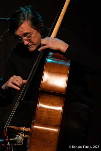 Folkloreando: Javier Colina, Amy Gaviria y Brian Aching (Jazz en los distritos. Festival Internacional JazzMadrid 2025. Centro Cultural «El Torito». 2025-11-28) Por Enrique Farelo [INSTANTZZ AKA Galería fotográfica AKA Fotoblog de jazz, impro… y algo más]] - Tomajazz - Folkloreando: Javier Colina, Amy Gaviria y Brian Aching actuó en Jazz en los distritos dentro del Festival Internacional JazzMadrid 2025. El concierto fue en el Centro Cultural «El Torito» de Madrid, el 28 de noviembre de 2025. Enrique Farelo lo retrata en INSTANTZZ