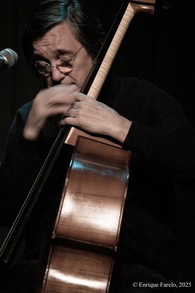 Folkloreando: Javier Colina, Amy Gaviria y Brian Aching (Jazz en los distritos. Festival Internacional JazzMadrid 2025. Centro Cultural «El Torito». 2025-11-28) Por Enrique Farelo [INSTANTZZ AKA Galería fotográfica AKA Fotoblog de jazz, impro… y algo más]] - Tomajazz - Folkloreando: Javier Colina, Amy Gaviria y Brian Aching actuó en Jazz en los distritos dentro del Festival Internacional JazzMadrid 2025. El concierto fue en el Centro Cultural «El Torito» de Madrid, el 28 de noviembre de 2025. Enrique Farelo lo retrata en INSTANTZZ