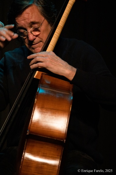Folkloreando: Javier Colina, Amy Gaviria y Brian Aching (Jazz en los distritos. Festival Internacional JazzMadrid 2025. Centro Cultural «El Torito». 2025-11-28) Por Enrique Farelo [INSTANTZZ AKA Galería fotográfica AKA Fotoblog de jazz, impro… y algo más]] - Tomajazz - Folkloreando: Javier Colina, Amy Gaviria y Brian Aching actuó en Jazz en los distritos dentro del Festival Internacional JazzMadrid 2025. El concierto fue en el Centro Cultural «El Torito» de Madrid, el 28 de noviembre de 2025. Enrique Farelo lo retrata en INSTANTZZ