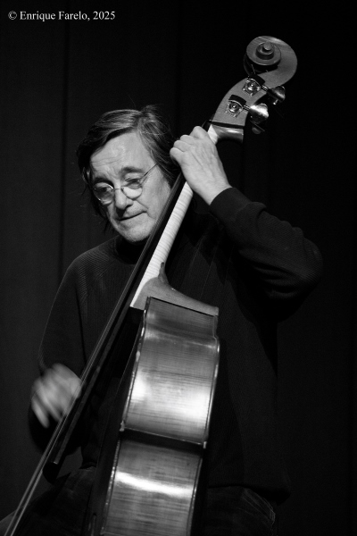 Folkloreando: Javier Colina, Amy Gaviria y Brian Aching (Jazz en los distritos. Festival Internacional JazzMadrid 2025. Centro Cultural «El Torito». 2025-11-28) Por Enrique Farelo [INSTANTZZ AKA Galería fotográfica AKA Fotoblog de jazz, impro… y algo más]] - Tomajazz - Folkloreando: Javier Colina, Amy Gaviria y Brian Aching actuó en Jazz en los distritos dentro del Festival Internacional JazzMadrid 2025. El concierto fue en el Centro Cultural «El Torito» de Madrid, el 28 de noviembre de 2025. Enrique Farelo lo retrata en INSTANTZZ