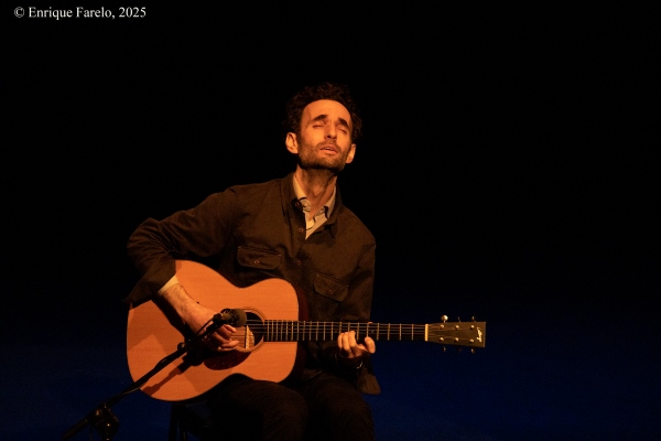 Julian Lage (Festival Internacional JazzMadrid 2025. Teatro Fernán Gómez - Centro Cultural de la Villa. Madrid. 2025-11-07) Por Carlos Lara y Enrique Farelo [Concierto de jazz] - Tomajazz - Julian Lage actuó en solitario en el Festival Internacional JazzMadrid 2025, en Teatro Fernán Gómez, el 7 de noviembre de 2025. Carlos Lara y Enrique Farelo repasan el concierto