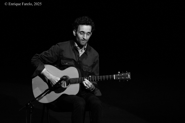 Julian Lage (Festival Internacional JazzMadrid 2025. Teatro Fernán Gómez - Centro Cultural de la Villa. Madrid. 2025-11-07) Por Carlos Lara y Enrique Farelo [Concierto de jazz] - Tomajazz - Julian Lage actuó en solitario en el Festival Internacional JazzMadrid 2025, en Teatro Fernán Gómez, el 7 de noviembre de 2025. Carlos Lara y Enrique Farelo repasan el concierto
