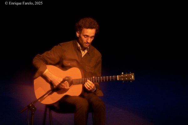 Julian Lage (Festival Internacional JazzMadrid 2025. Teatro Fernán Gómez - Centro Cultural de la Villa. Madrid. 2025-11-07) Por Carlos Lara y Enrique Farelo [Concierto de jazz] - Tomajazz - Julian Lage actuó en solitario en el Festival Internacional JazzMadrid 2025, en Teatro Fernán Gómez, el 7 de noviembre de 2025. Carlos Lara y Enrique Farelo repasan el concierto