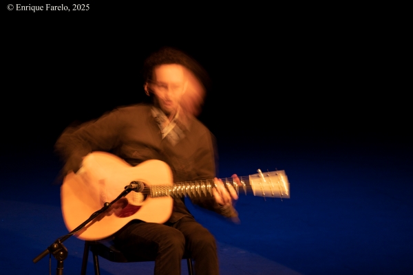 Julian Lage (Festival Internacional JazzMadrid 2025. Teatro Fernán Gómez - Centro Cultural de la Villa. Madrid. 2025-11-07) Por Carlos Lara y Enrique Farelo [Concierto de jazz] - Tomajazz - Julian Lage actuó en solitario en el Festival Internacional JazzMadrid 2025, en Teatro Fernán Gómez, el 7 de noviembre de 2025. Carlos Lara y Enrique Farelo repasan el concierto
