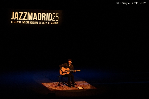 Julian Lage (Festival Internacional JazzMadrid 2025. Teatro Fernán Gómez - Centro Cultural de la Villa. Madrid. 2025-11-07) Por Carlos Lara y Enrique Farelo [Concierto de jazz] - Tomajazz - Julian Lage actuó en solitario en el Festival Internacional JazzMadrid 2025, en Teatro Fernán Gómez, el 7 de noviembre de 2025. Carlos Lara y Enrique Farelo repasan el concierto