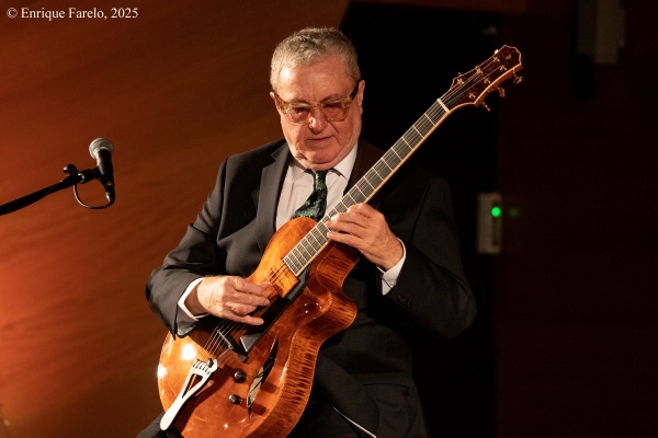 Martin Taylor & Ulf Wakenius (Festival Internacional JazzMadrid 2025, Centro Centro, Madrid. 2025-11-15) Por Enrique Farelo [Concierto de jazz] - Tomajazz - Martin Taylor & Ulf Wakenius actuaron en el Festival Internacional JazzMadrid 2025, el 15 de noviembre de 2025. Enrique Farelo lo relata y retrata