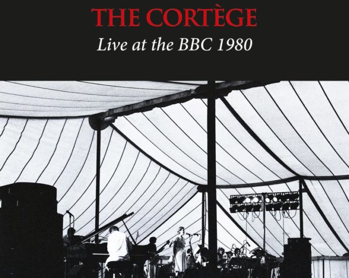 Mike Westbrook Orchestra: The Cortège – Live At The BBC 1980 (Cadillac Records; 1980; Reedición 2025) Por Pachi Tapiz [Grabación de jazz] - Tomajazz - The Cortège – Live At The BBC 1980 (Cadillac Records; 1980; Reedición 2025) es lo nuevo de la Mike Westbrook Orchestra. Pachi Tapiz repasa la grabación. Con Mike Westbrook, Kate Westbrook, Phil Minton, Dave Plews, Guy Barker, Dick Pearce, Malcolm Griffiths, Alan Sinclair, Nick Patrick, Chris Hunter, Alan Wakeman, Lindsay Cooper, Chris Biscoe, Georgie Born, Brian Godding, Steve Cook, Dave Barry