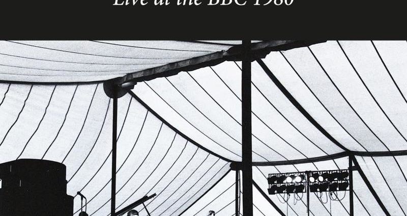Mike Westbrook Orchestra: The Cortège – Live At The BBC 1980 (Cadillac Records; 1980; Reedición 2025) Por Pachi Tapiz [Grabación de jazz] - Tomajazz - The Cortège – Live At The BBC 1980 (Cadillac Records; 1980; Reedición 2025) es lo nuevo de la Mike Westbrook Orchestra. Pachi Tapiz repasa la grabación. Con Mike Westbrook, Kate Westbrook, Phil Minton, Dave Plews, Guy Barker, Dick Pearce, Malcolm Griffiths, Alan Sinclair, Nick Patrick, Chris Hunter, Alan Wakeman, Lindsay Cooper, Chris Biscoe, Georgie Born, Brian Godding, Steve Cook, Dave Barry