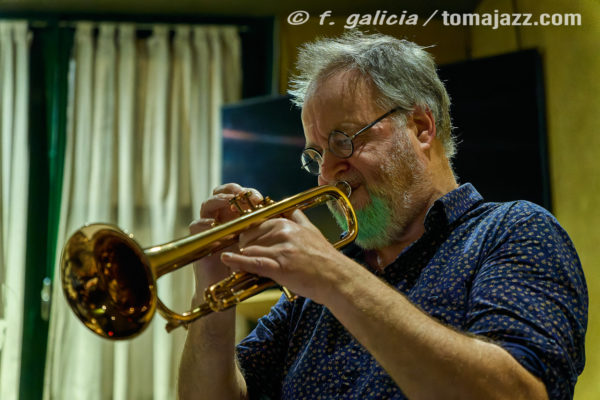 Pocket Corner "Free Keys" (Juan Sebastián Bar, Huesca. 2025-11-06) Por Fabio Galicia [INSTANTZZ AKA Galería fotográfica AKA Fotoblog de jazz, impro… y algo más] - Tomajazz - Pocket Corner actuaron en Juan Sebastián Bar de Huesca, el 6 de noviembre de 2025. Fabio Galicia lo retrata en INSTANTZZ. Actuaron
