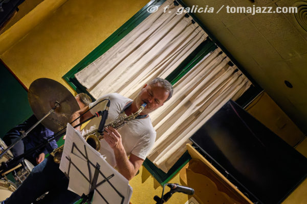 Pocket Corner "Free Keys" (Juan Sebastián Bar, Huesca. 2025-11-06) Por Fabio Galicia [INSTANTZZ AKA Galería fotográfica AKA Fotoblog de jazz, impro… y algo más] - Tomajazz - Pocket Corner actuaron en Juan Sebastián Bar de Huesca, el 6 de noviembre de 2025. Fabio Galicia lo retrata en INSTANTZZ. Actuaron