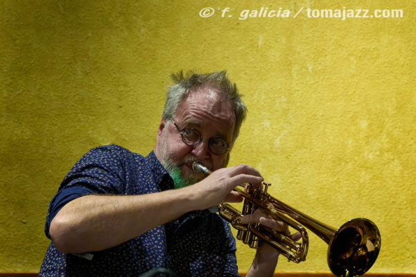 Pocket Corner "Free Keys" (Juan Sebastián Bar, Huesca. 2025-11-06) Por Fabio Galicia [INSTANTZZ AKA Galería fotográfica AKA Fotoblog de jazz, impro… y algo más] - Tomajazz - Pocket Corner actuaron en Juan Sebastián Bar de Huesca, el 6 de noviembre de 2025. Fabio Galicia lo retrata en INSTANTZZ. Actuaron