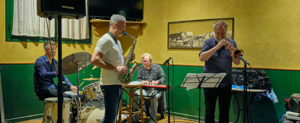 Pocket Corner "Free Keys" (Juan Sebastián Bar, Huesca. 2025-11-06) Por Fabio Galicia [INSTANTZZ AKA Galería fotográfica AKA Fotoblog de jazz, impro… y algo más] - Tomajazz - Pocket Corner actuaron en Juan Sebastián Bar de Huesca, el 6 de noviembre de 2025. Fabio Galicia lo retrata en INSTANTZZ. Actuaron