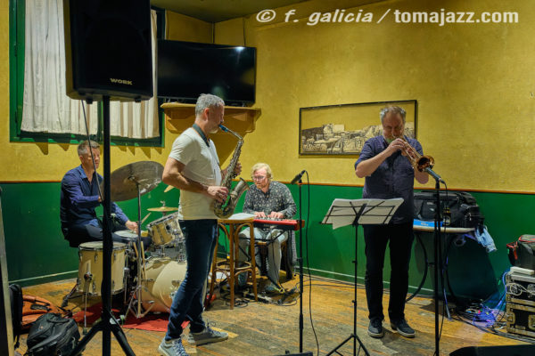 Pocket Corner "Free Keys" (Juan Sebastián Bar, Huesca. 2025-11-06) Por Fabio Galicia [INSTANTZZ AKA Galería fotográfica AKA Fotoblog de jazz, impro… y algo más] - Tomajazz - Pocket Corner actuaron en Juan Sebastián Bar de Huesca, el 6 de noviembre de 2025. Fabio Galicia lo retrata en INSTANTZZ. Actuaron