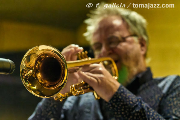 Pocket Corner "Free Keys" (Juan Sebastián Bar, Huesca. 2025-11-06) Por Fabio Galicia [INSTANTZZ AKA Galería fotográfica AKA Fotoblog de jazz, impro… y algo más] - Tomajazz - Pocket Corner actuaron en Juan Sebastián Bar de Huesca, el 6 de noviembre de 2025. Fabio Galicia lo retrata en INSTANTZZ. Actuaron