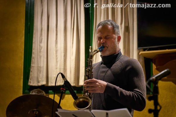 Pocket Corner "Free Keys" (Juan Sebastián Bar, Huesca. 2025-11-06) Por Fabio Galicia [INSTANTZZ AKA Galería fotográfica AKA Fotoblog de jazz, impro… y algo más] - Tomajazz - Pocket Corner actuaron en Juan Sebastián Bar de Huesca, el 6 de noviembre de 2025. Fabio Galicia lo retrata en INSTANTZZ. Actuaron