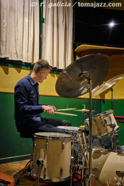 Pocket Corner "Free Keys" (Juan Sebastián Bar, Huesca. 2025-11-06) Por Fabio Galicia [INSTANTZZ AKA Galería fotográfica AKA Fotoblog de jazz, impro… y algo más] - Tomajazz - Pocket Corner actuaron en Juan Sebastián Bar de Huesca, el 6 de noviembre de 2025. Fabio Galicia lo retrata en INSTANTZZ. Actuaron