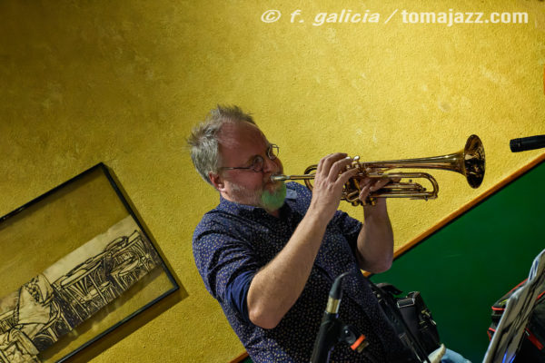 Pocket Corner "Free Keys" (Juan Sebastián Bar, Huesca. 2025-11-06) Por Fabio Galicia [INSTANTZZ AKA Galería fotográfica AKA Fotoblog de jazz, impro… y algo más] - Tomajazz - Pocket Corner actuaron en Juan Sebastián Bar de Huesca, el 6 de noviembre de 2025. Fabio Galicia lo retrata en INSTANTZZ. Actuaron