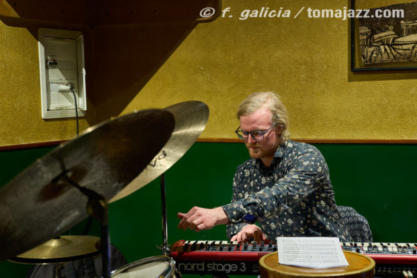 Pocket Corner "Free Keys" (Juan Sebastián Bar, Huesca. 2025-11-06) Por Fabio Galicia [INSTANTZZ AKA Galería fotográfica AKA Fotoblog de jazz, impro… y algo más] - Tomajazz - Pocket Corner actuaron en Juan Sebastián Bar de Huesca, el 6 de noviembre de 2025. Fabio Galicia lo retrata en INSTANTZZ. Actuaron