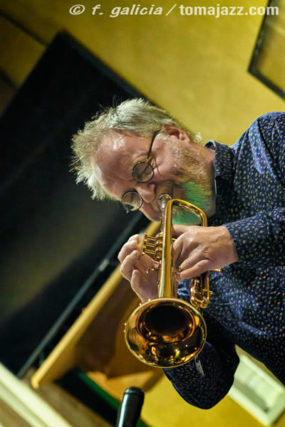 Pocket Corner "Free Keys" (Juan Sebastián Bar, Huesca. 2025-11-06) Por Fabio Galicia [INSTANTZZ AKA Galería fotográfica AKA Fotoblog de jazz, impro… y algo más] - Tomajazz - Pocket Corner actuaron en Juan Sebastián Bar de Huesca, el 6 de noviembre de 2025. Fabio Galicia lo retrata en INSTANTZZ. Actuaron