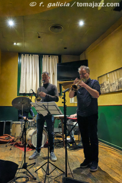 Pocket Corner "Free Keys" (Juan Sebastián Bar, Huesca. 2025-11-06) Por Fabio Galicia [INSTANTZZ AKA Galería fotográfica AKA Fotoblog de jazz, impro… y algo más] - Tomajazz - Pocket Corner actuaron en Juan Sebastián Bar de Huesca, el 6 de noviembre de 2025. Fabio Galicia lo retrata en INSTANTZZ. Actuaron