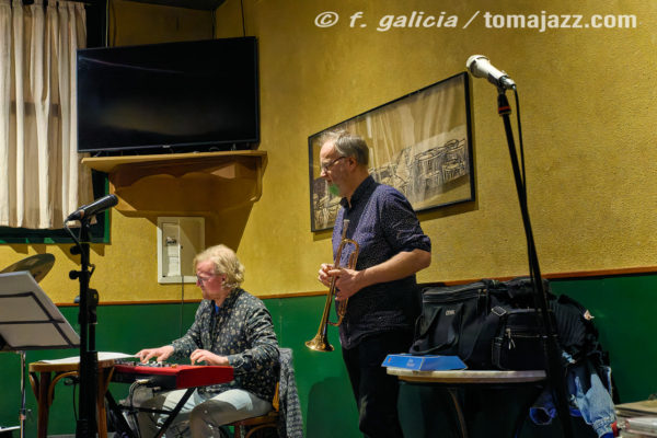 Pocket Corner "Free Keys" (Juan Sebastián Bar, Huesca. 2025-11-06) Por Fabio Galicia [INSTANTZZ AKA Galería fotográfica AKA Fotoblog de jazz, impro… y algo más] - Tomajazz - Pocket Corner actuaron en Juan Sebastián Bar de Huesca, el 6 de noviembre de 2025. Fabio Galicia lo retrata en INSTANTZZ. Actuaron