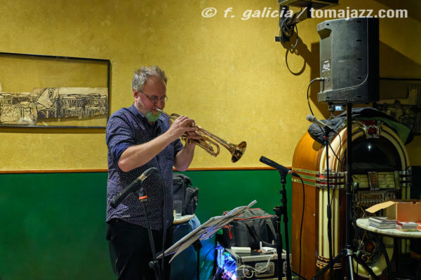 Pocket Corner "Free Keys" (Juan Sebastián Bar, Huesca. 2025-11-06) Por Fabio Galicia [INSTANTZZ AKA Galería fotográfica AKA Fotoblog de jazz, impro… y algo más] - Tomajazz - Pocket Corner actuaron en Juan Sebastián Bar de Huesca, el 6 de noviembre de 2025. Fabio Galicia lo retrata en INSTANTZZ. Actuaron