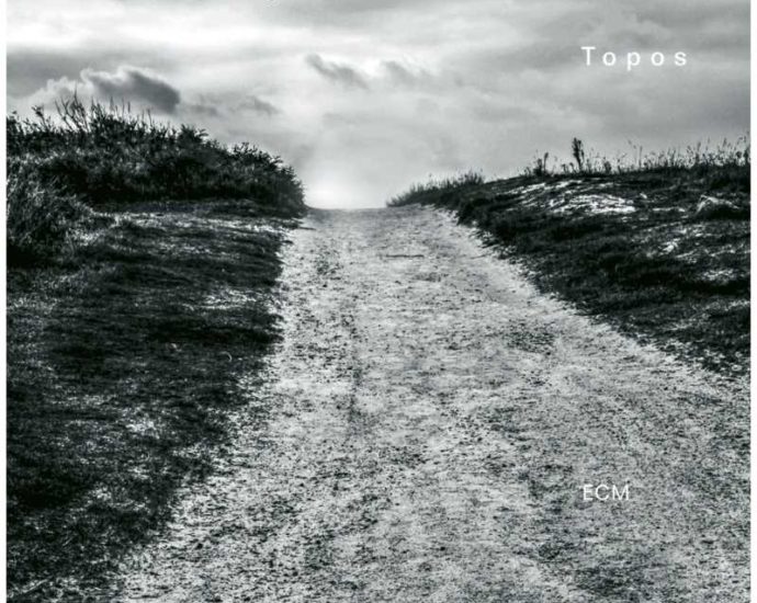 Sokratis Sinopoulos – Yann Keerim: Topos (ECM; 2025) Por Pachi Tapiz [Grabación de jazz] - Tomajazz - Topos (ECM; 2025) es la nueva grabación de Sokratis Sinopoulos – Yann Keerim. Pachi Tapiz repasa la grabación