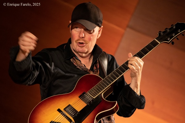 Martin Taylor & Ulf Wakenius (Festival Internacional JazzMadrid 2025, Centro Centro, Madrid. 2025-11-15) Por Enrique Farelo [Concierto de jazz] - Tomajazz - Martin Taylor & Ulf Wakenius actuaron en el Festival Internacional JazzMadrid 2025, el 15 de noviembre de 2025. Enrique Farelo lo relata y retrata