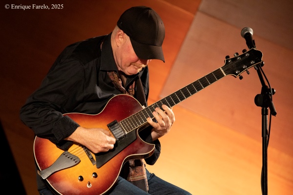 Martin Taylor & Ulf Wakenius (Festival Internacional JazzMadrid 2025, Centro Centro, Madrid. 2025-11-15) Por Enrique Farelo [Concierto de jazz] - Tomajazz - Martin Taylor & Ulf Wakenius actuaron en el Festival Internacional JazzMadrid 2025, el 15 de noviembre de 2025. Enrique Farelo lo relata y retrata