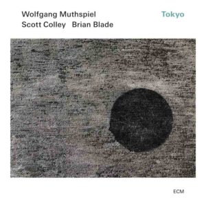 Wolfgang Muthspiel: Tokyo (ECM; 2025) Por Carlos Lara [Grabación de jazz] - Tomajazz - Tokyo (ECM; 2025) es la nueva grabación de Wolfgang Muthspiel. Carlos Lara repaso la grabación. Con Wolfgang Muthspiel, Scott Colley, Brian Blade