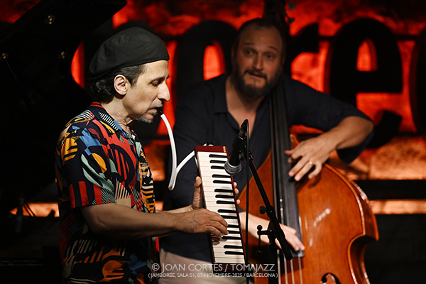 André Marques Trio (Jamboree -sala 1-, 2025-11-07 / Barcelona) Por Joan Cortès [INSTANTZZ AKA Galería fotográfica AKA Fotoblog de jazz, impro… y algo más] - Tomajazz - André Marques Trio actuó en Jamboree, el 7 de noviembre de 2025. Joan Cortès lo retrata en INSTANTZZ. Actuaron André Marques, Marcel Bottaro, Fulvio Alberto Moraes