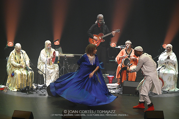 Omar Sosa & Souad Asla “Sahravane” (37 Jazzèbre / L’Archipel, 12-octubre-2025, Perpignan -France-) [7] Por Joan Cortès [INSTANTZZ AKA Galería fotográfica AKA Fotoblog de jazz, impro… y algo más] - Tomajazz - Omar Sosa & Souad Asla “Sahravane” actuaron enJazzèbre 2025 de Perpignan, Francia. Joan Cortès lo retrata en INSTANTZZ. Actuaron Omar Sosa, Souad Asla, Csaba Palotaï, Aziza Tahri, Mabrouka Brik, Gustavo Ovalles, Rabla Boughazi, Sabrina Cheddad