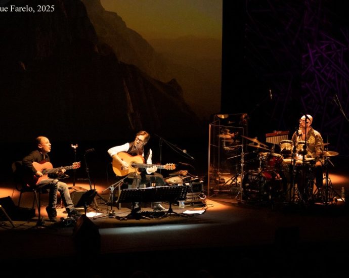 Al Di Meola Acoustic Trio (Festival Internacional JazzMadrid 2025, Centro Cultural de la Villa, Sala Guirau Madrid. 2025-11-12) Por Enrique Farelo [Concierto de jazz] - Tomajazz - Al Di Meola Acoustic Trio actuó en el Festival Internacional JazzMadrid 2025, el 12 de noviembre de 2025. Enrique Farelo lo retrata y relata. Actuaron Al Di Meola, Peo Alfonsi, Sergio Martínez