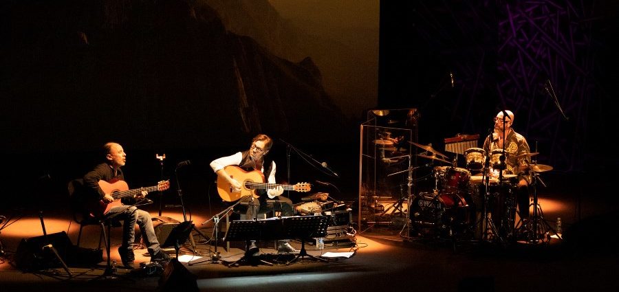 Al Di Meola Acoustic Trio (Festival Internacional JazzMadrid 2025, Centro Cultural de la Villa, Sala Guirau Madrid. 2025-11-12) Por Enrique Farelo [Concierto de jazz] - Tomajazz - Al Di Meola Acoustic Trio actuó en el Festival Internacional JazzMadrid 2025, el 12 de noviembre de 2025. Enrique Farelo lo retrata y relata. Actuaron Al Di Meola, Peo Alfonsi, Sergio Martínez