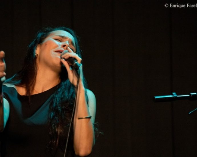Folkloreando: Javier Colina, Amy Gaviria y Brian Aching (Jazz en los distritos. Festival Internacional JazzMadrid 2025. Centro Cultural «El Torito». 2025-11-28) Por Enrique Farelo [INSTANTZZ AKA Galería fotográfica AKA Fotoblog de jazz, impro… y algo más]] - Tomajazz - Folkloreando: Javier Colina, Amy Gaviria y Brian Aching actuó en Jazz en los distritos dentro del Festival Internacional JazzMadrid 2025. El concierto fue en el Centro Cultural «El Torito» de Madrid, el 28 de noviembre de 2025. Enrique Farelo lo retrata en INSTANTZZ