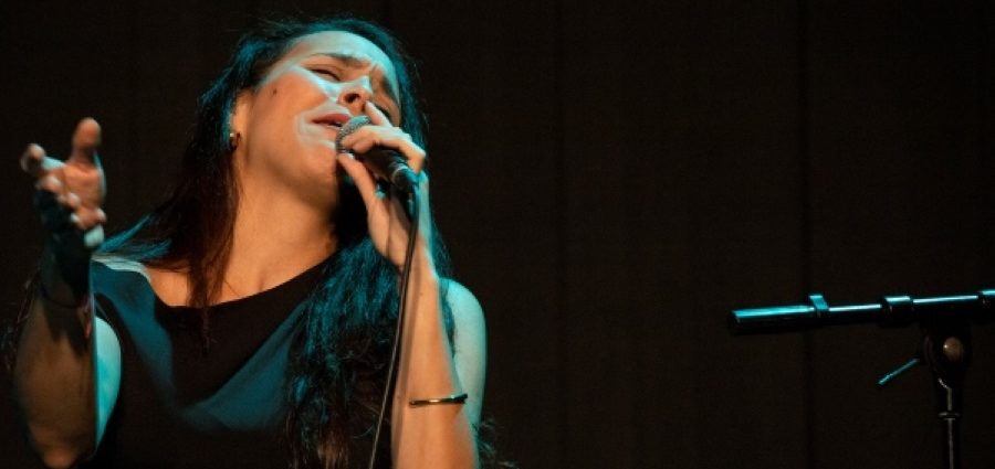 Folkloreando: Javier Colina, Amy Gaviria y Brian Aching (Jazz en los distritos. Festival Internacional JazzMadrid 2025. Centro Cultural «El Torito». 2025-11-28) Por Enrique Farelo [INSTANTZZ AKA Galería fotográfica AKA Fotoblog de jazz, impro… y algo más]] - Tomajazz - Folkloreando: Javier Colina, Amy Gaviria y Brian Aching actuó en Jazz en los distritos dentro del Festival Internacional JazzMadrid 2025. El concierto fue en el Centro Cultural «El Torito» de Madrid, el 28 de noviembre de 2025. Enrique Farelo lo retrata en INSTANTZZ