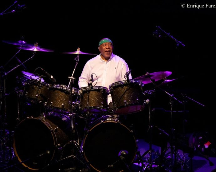 Billy Cobham’s Time Machine (Festival Internacional JazzMadrid 2025, Fernán Gómez. Centro Cultural de la Villa, Sala Guirau Madrid. 2025-11-18) Por Enrique Farelo [Concierto de jazz] - Tomajazz - Billy Cobham’s Time Machine actuó en JazzMadrid 2025, el 18 de noviembre de 2025. Enrique Farelo lo relata (texto y fotos). Actuaron Billy Cobham, Victor Cisternas, Rocco Ciffarelli, Gary Husband, Bjon Arko