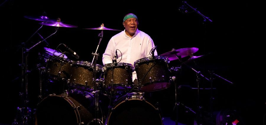 Billy Cobham’s Time Machine (Festival Internacional JazzMadrid 2025, Fernán Gómez. Centro Cultural de la Villa, Sala Guirau Madrid. 2025-11-18) Por Enrique Farelo [Concierto de jazz] - Tomajazz - Billy Cobham’s Time Machine actuó en JazzMadrid 2025, el 18 de noviembre de 2025. Enrique Farelo lo relata (texto y fotos). Actuaron Billy Cobham, Victor Cisternas, Rocco Ciffarelli, Gary Husband, Bjon Arko